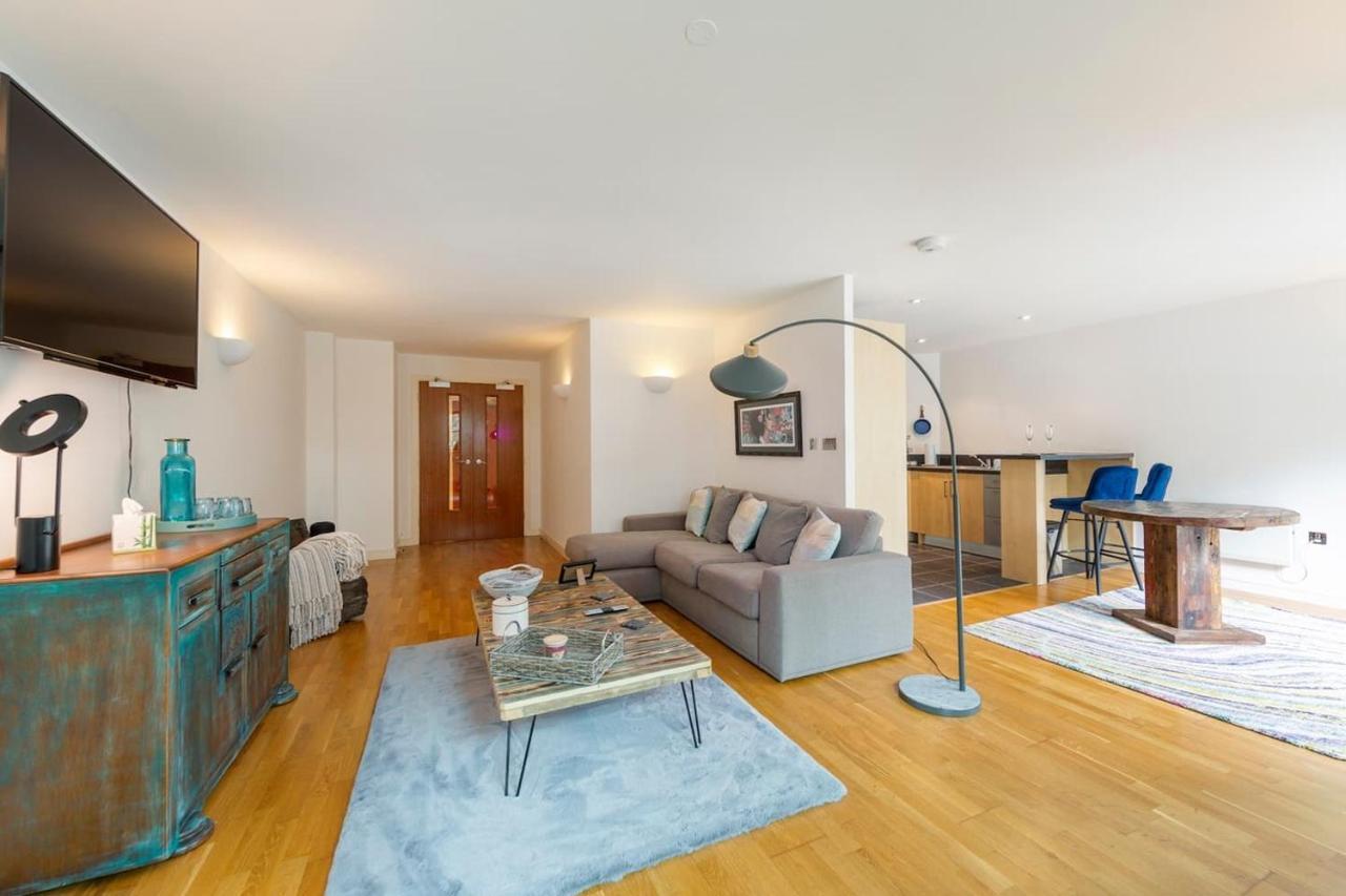 Large Boutique Harbourside Apartment - Football Table (Adults Only) ブリストル エクステリア 写真